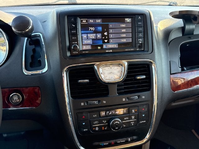 2016 Chrysler Town & Country Touring-L