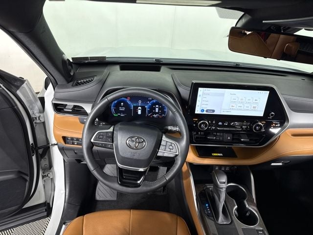2023 Toyota Highlander Hybrid Platinum
