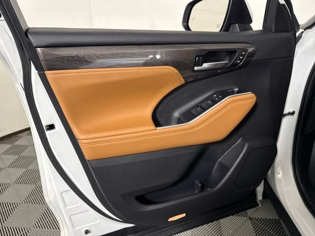 2023 Toyota Highlander Hybrid Platinum