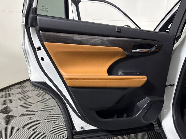 2023 Toyota Highlander Hybrid Platinum