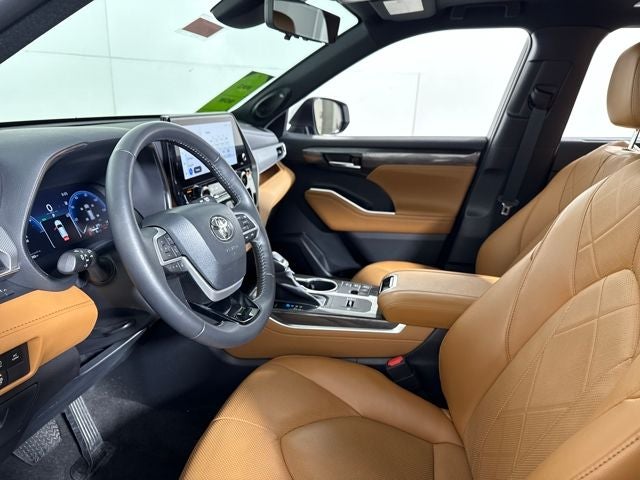 2023 Toyota Highlander Hybrid Platinum