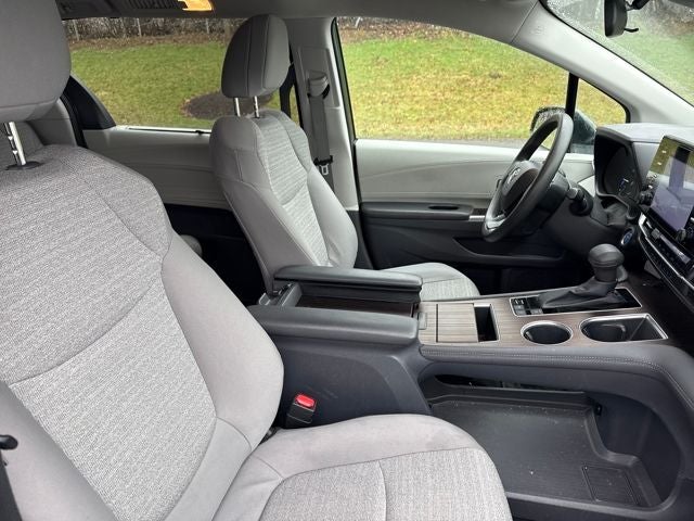 2022 Toyota Sienna LE 8 Passenger