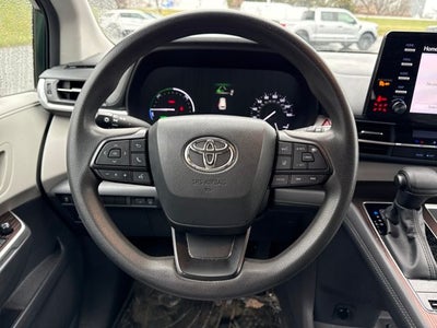 2022 Toyota Sienna LE 8 Passenger
